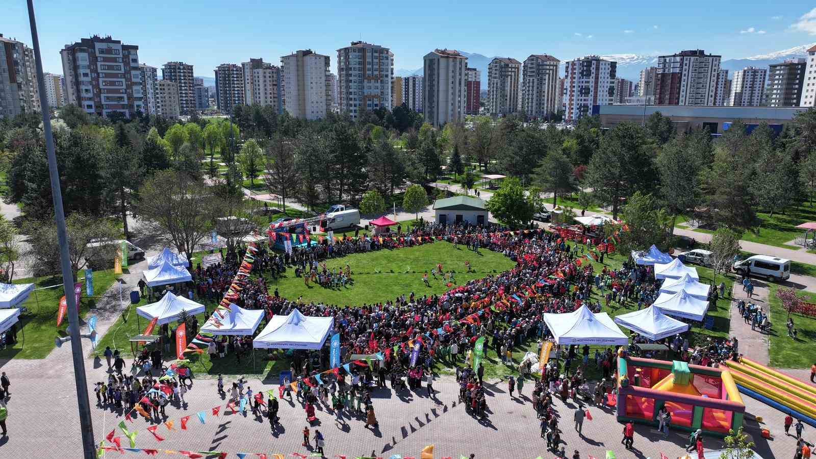 Kocasinan’da bayram havasında geleneksel değerlerle renklenen çocuk şenliği
