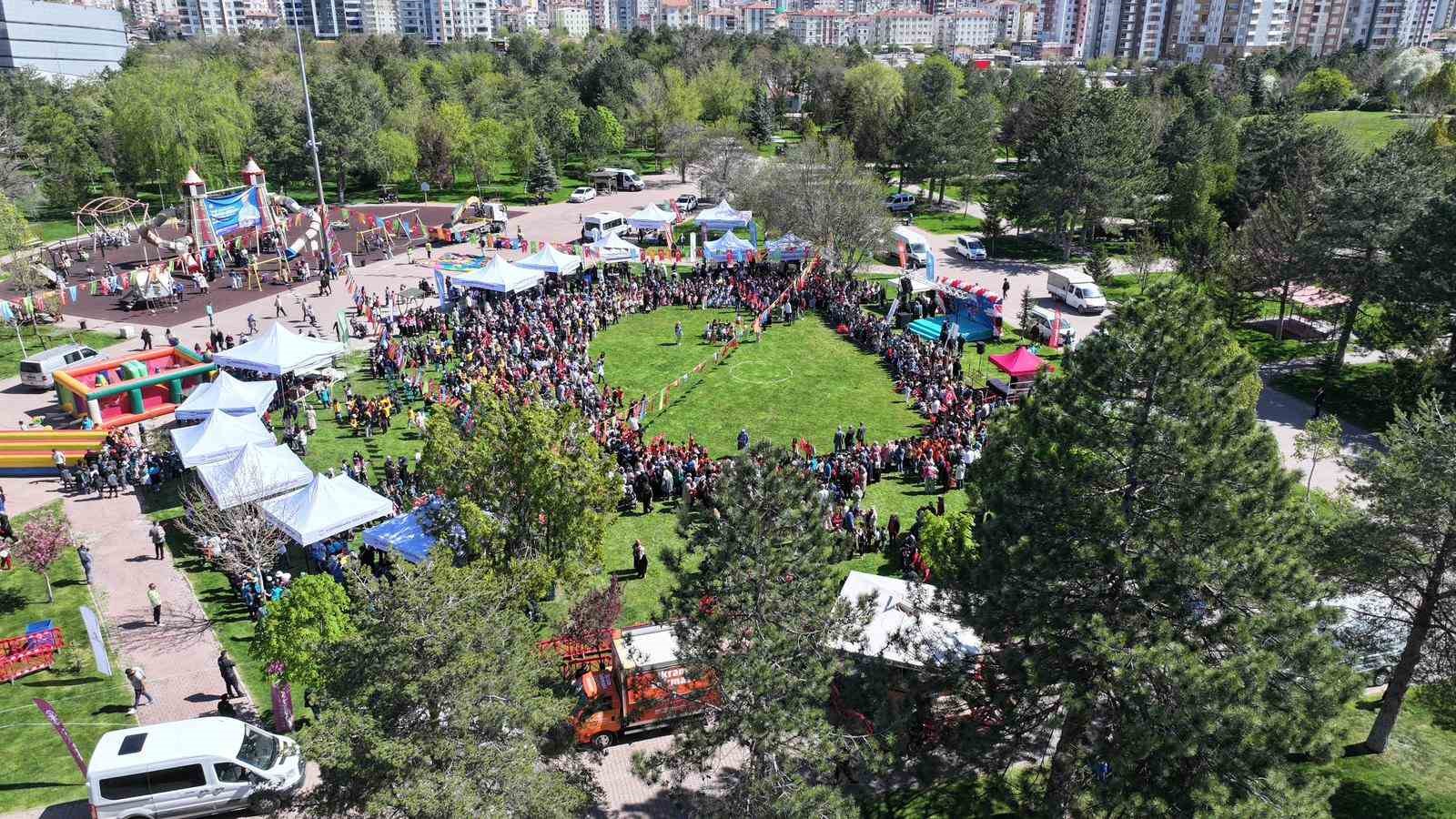 Kocasinan’da bayram havasında geleneksel değerlerle renklenen çocuk şenliği
