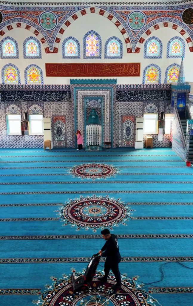 Kocasinan’da camiler Ramazan’da da gül kokuyor
