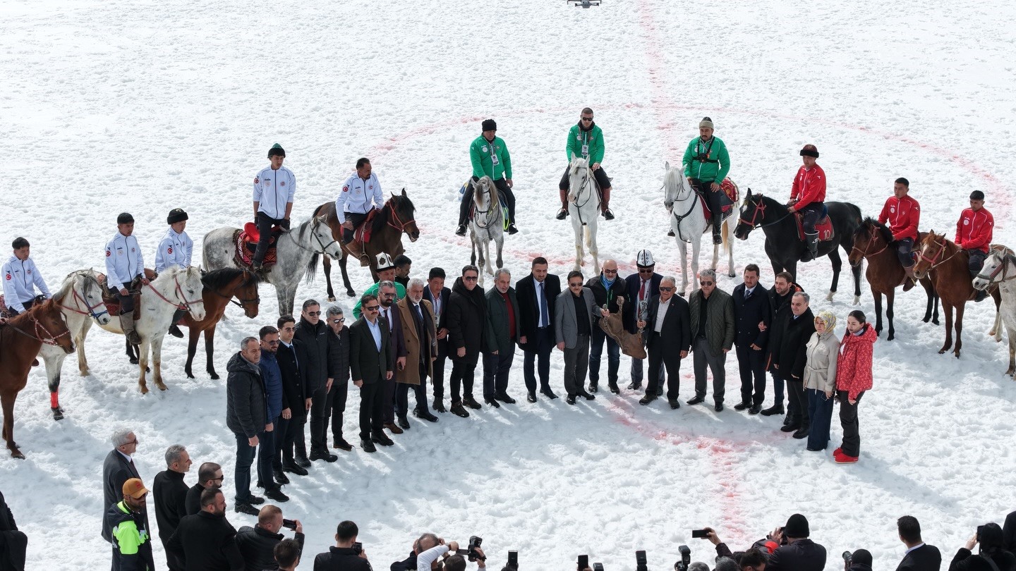 Kökbörü ve Kızak Şampiyonası 5 bin kişiyi Erciyes’te buluşturdu
Kökbörü ve Kızak Şampiyonası 5 bin kişiyi Erciyes’te buluşturdu