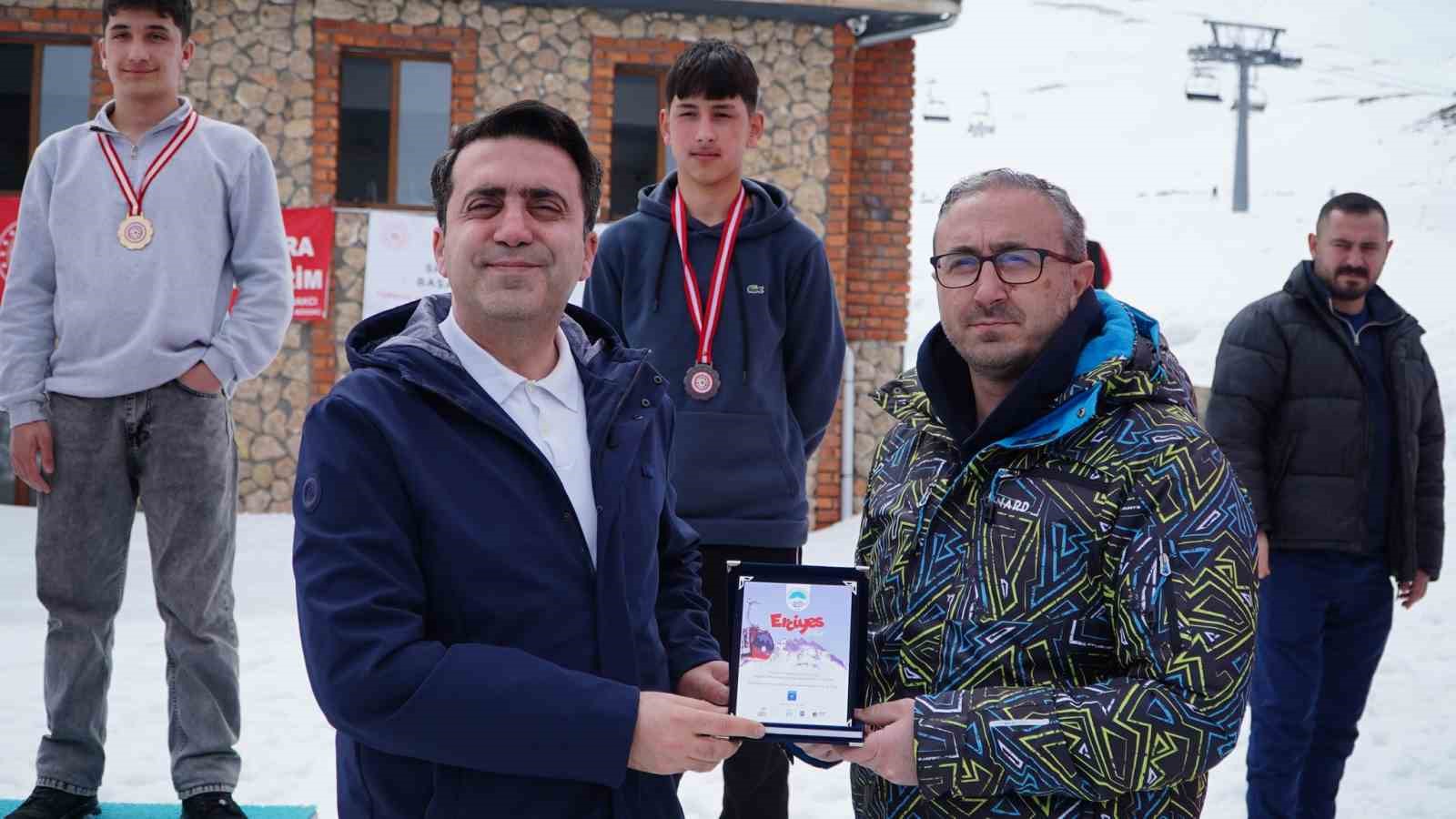 Kökbörü ve Kızak Şampiyonası 5 bin kişiyi Erciyes’te buluşturdu
Kökbörü ve Kızak Şampiyonası 5 bin kişiyi Erciyes’te buluşturdu