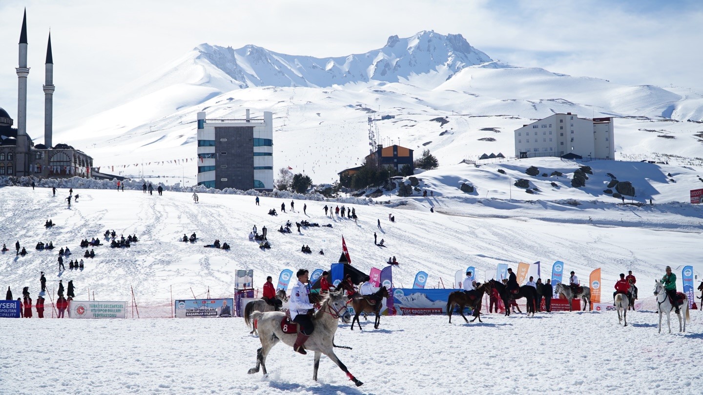 Kökbörü ve Kızak Şampiyonası 5 bin kişiyi Erciyes’te buluşturdu
Kökbörü ve Kızak Şampiyonası 5 bin kişiyi Erciyes’te buluşturdu