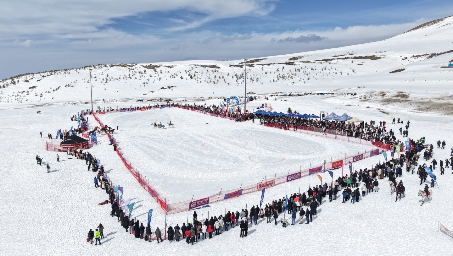 Kökbörü ve Kızak Şampiyonası 5 bin kişiyi Erciyes’te buluşturdu
Kökbörü ve Kızak Şampiyonası 5 bin kişiyi Erciyes’te buluşturdu