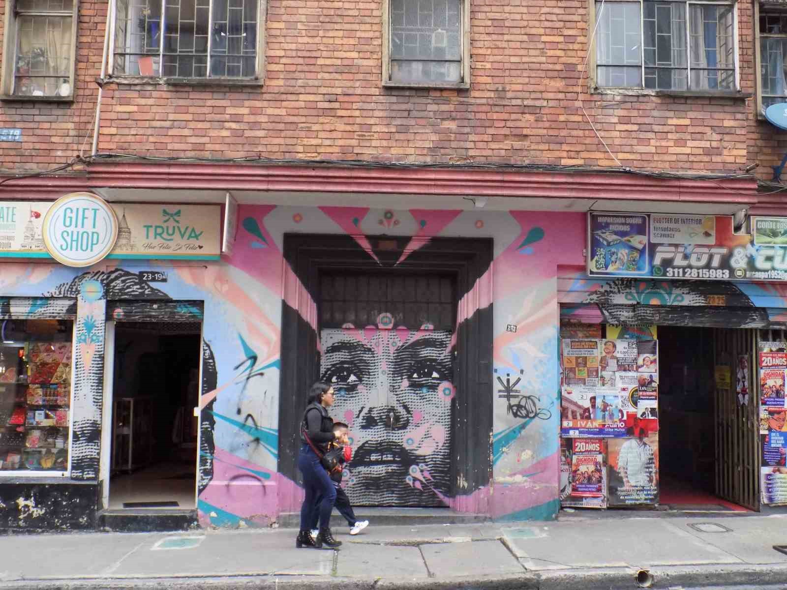 Kolombiya’da grafitiler şehrin kimliğini gözler önüne seriyor
Kolombiya’da grafitiler şehrin kimliğini gözler önüne seriyor