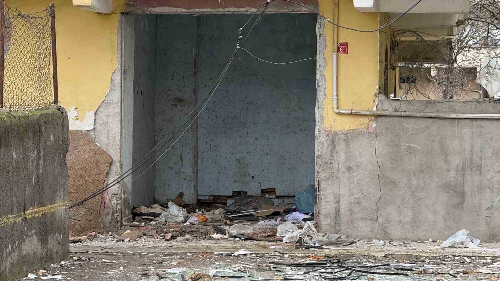 Kolonlarından çatlama sesi geldiği için tahliye edilmişti: O bina için yıkım kararı çıktı
