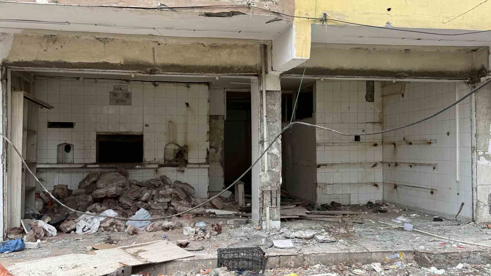 Kolonlarından çatlama sesi geldiği için tahliye edilmişti: O bina için yıkım kararı çıktı
