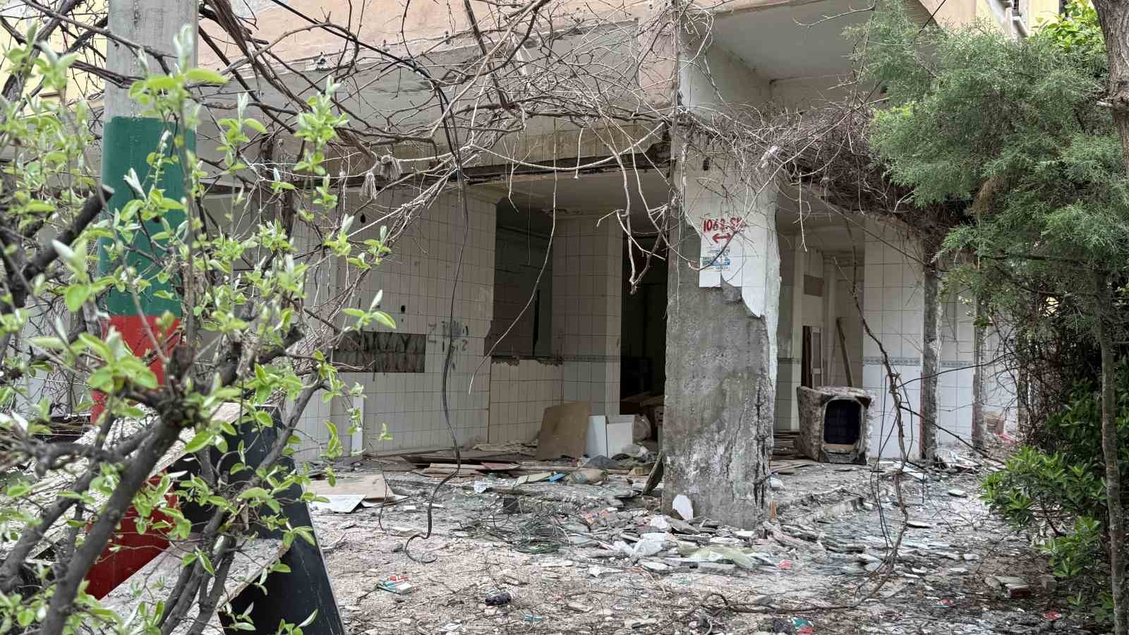 Kolonlarından çatlama sesi geldiği için tahliye edilmişti: O bina için yıkım kararı çıktı
