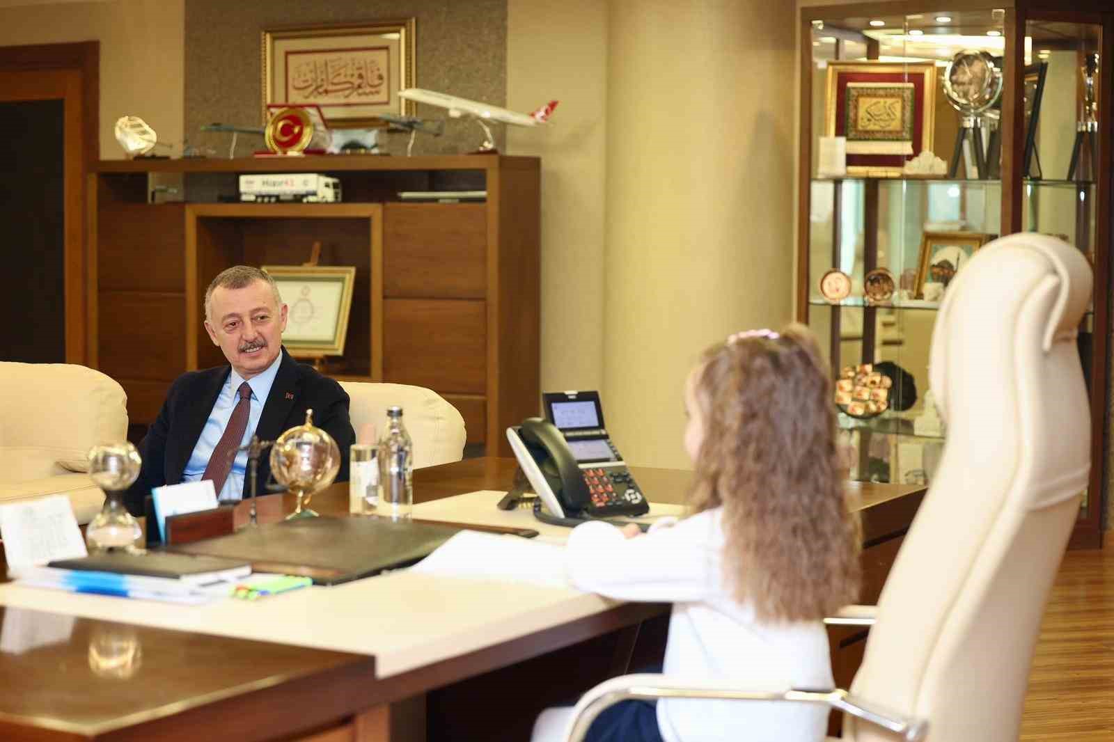 Koltuğu devralan minik başkan ilk talimatlarını verdi
