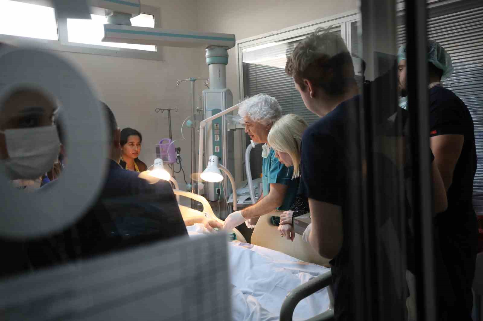 Kolu ve bacağı kopan hastalar 10 saatte aynı anda ameliyat edildi
