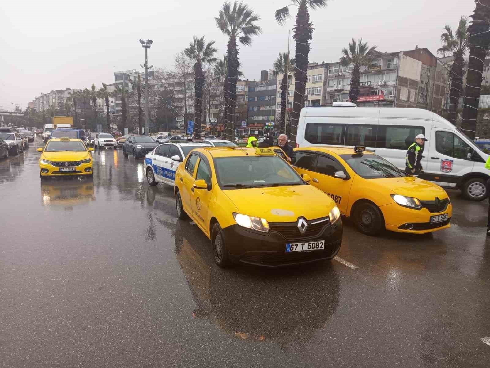 Komiserden örnek davranış, yaralı kuryenin başından ayrılmadı
