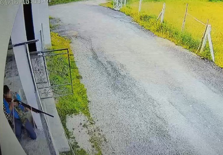 Komşu kavgası kamerada: Av tüfeğiyle ateş açtı
