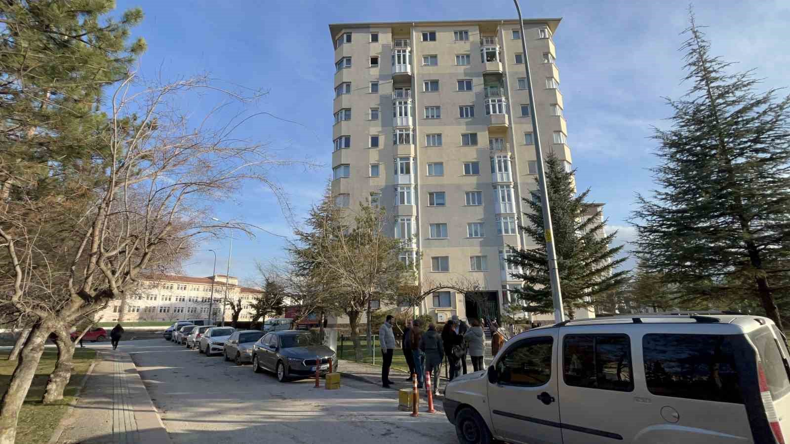 Komşular arasındaki bıçaklı kavga kanlı bitti: 4 yaralı
