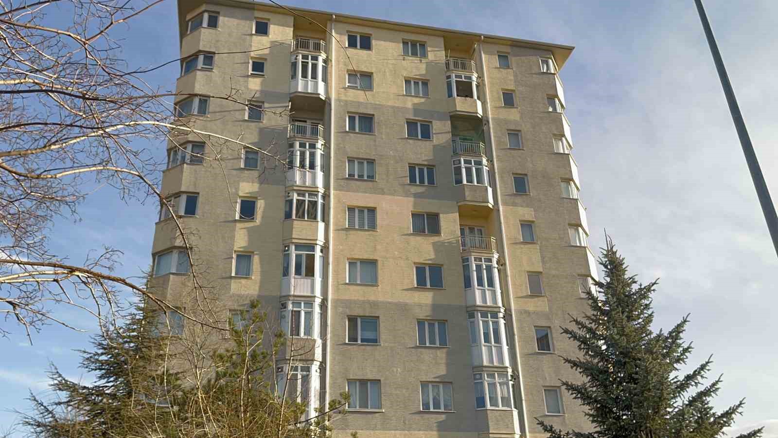 Komşular arasındaki bıçaklı kavga kanlı bitti: 4 yaralı
