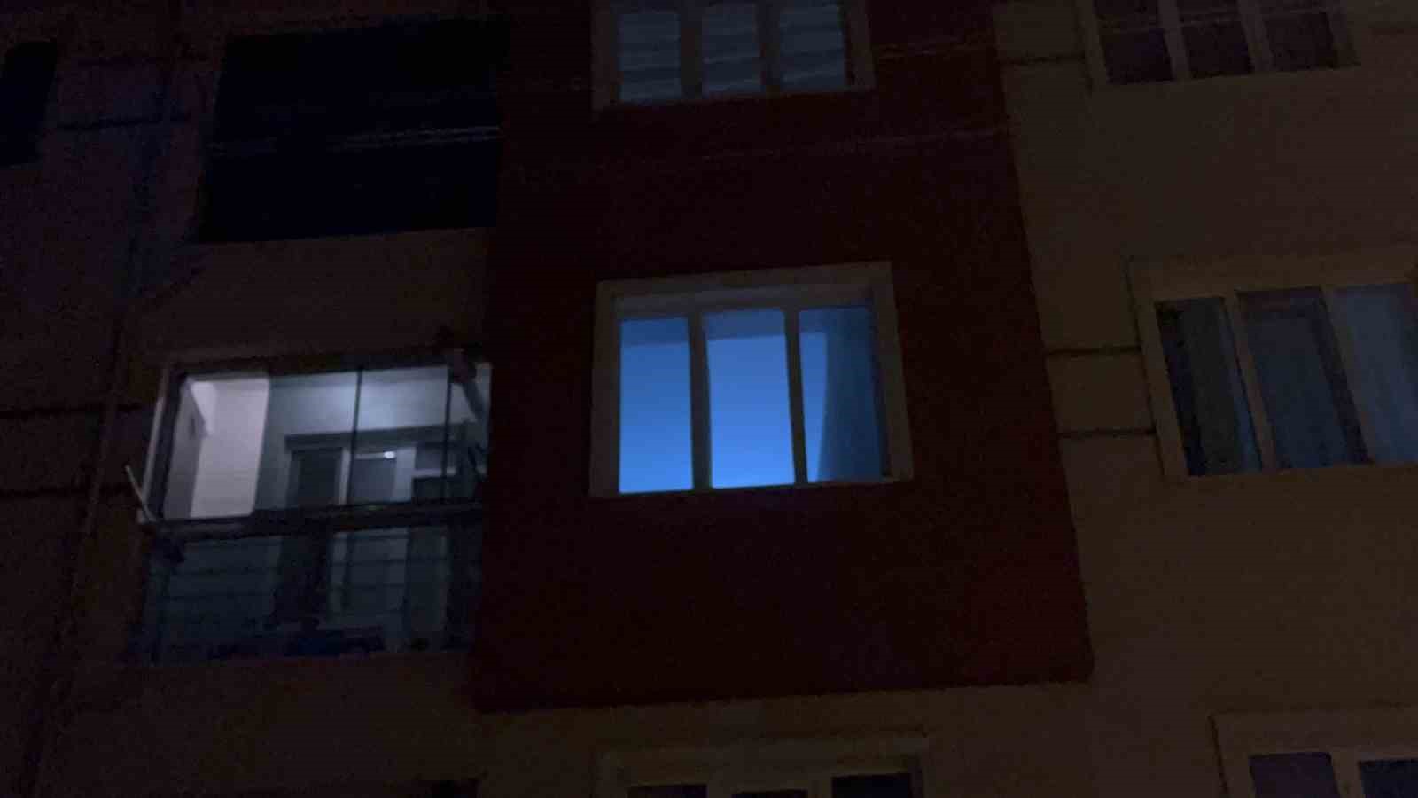 Komşuların kokulardan rahatsız olduğu daireden genç adamın cesedi çıktı
