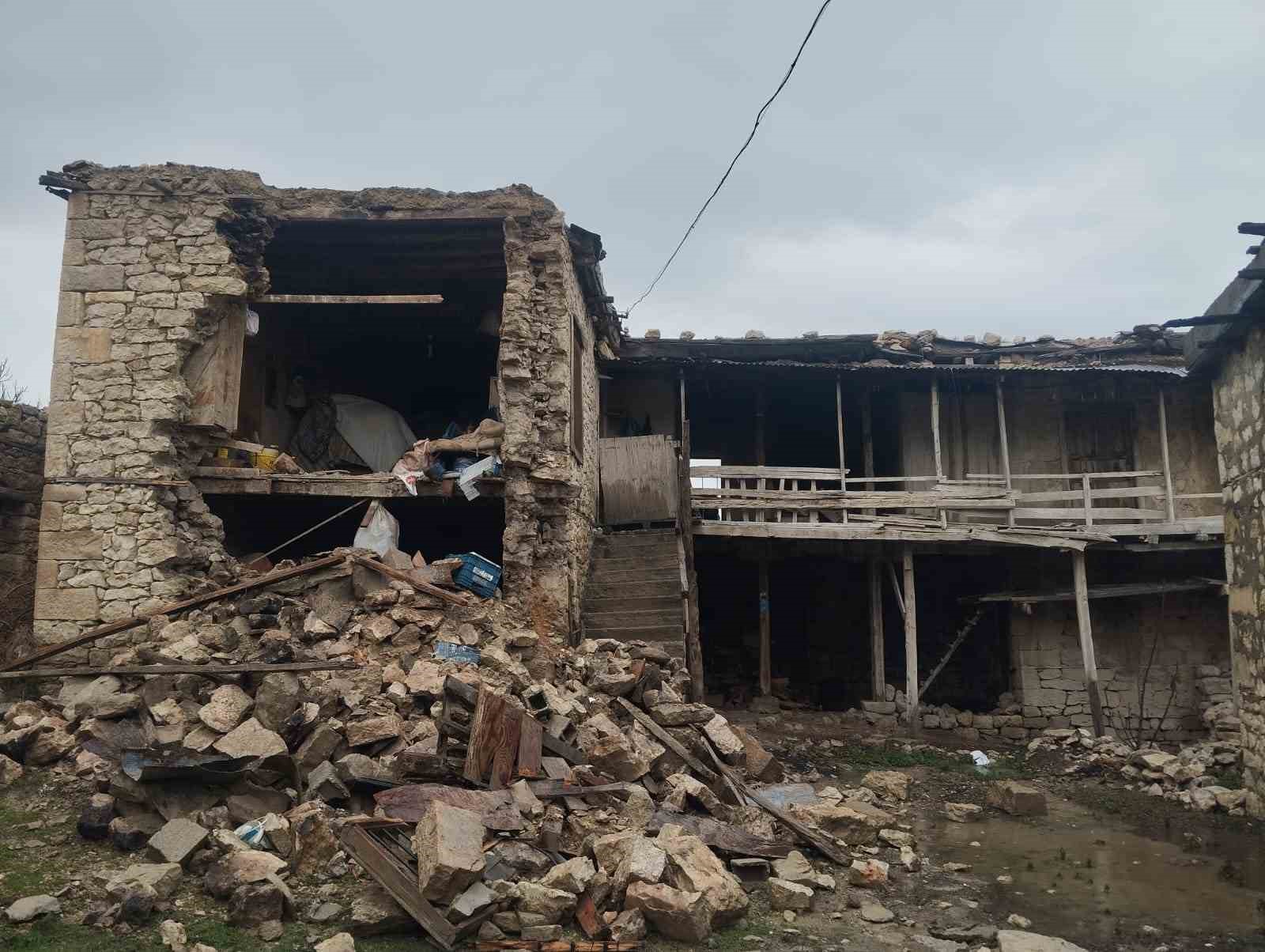 Komşusu ’adam öldü evi de yıkıldı’ dedi o anda ev çöktü
