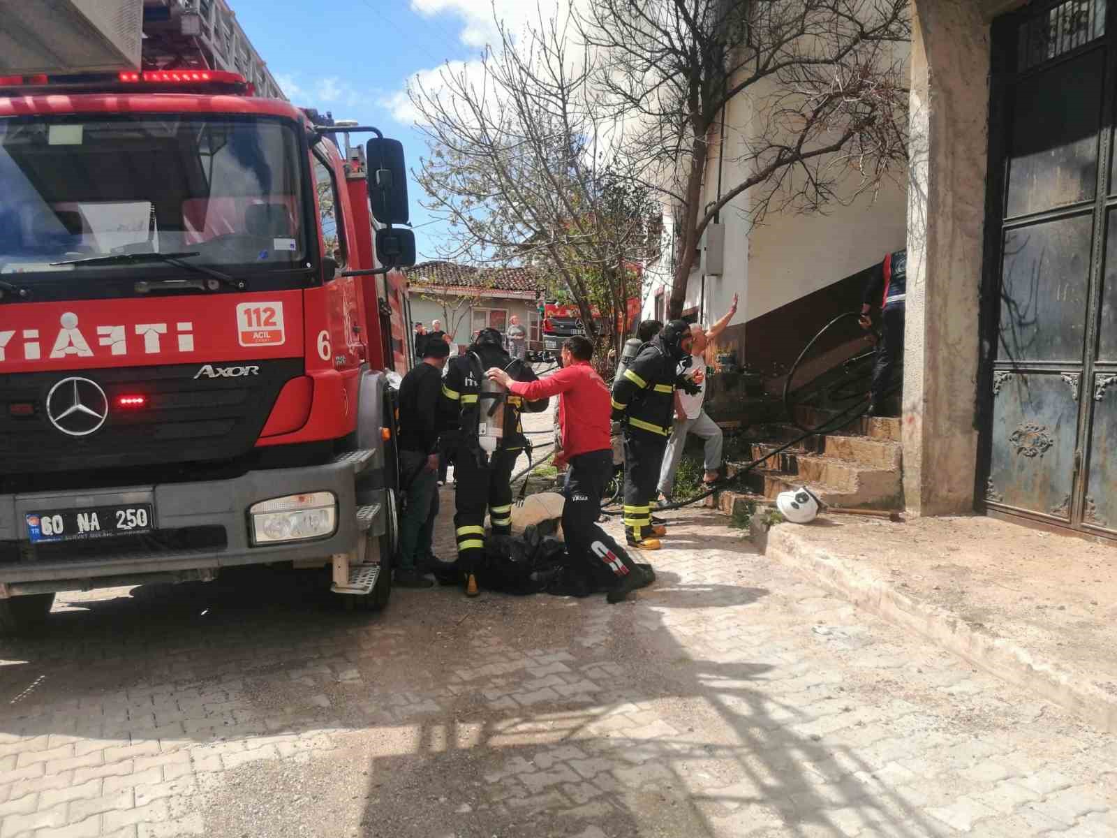 Komşusunu kurtarmak isterken yangının ortasında kaldı
