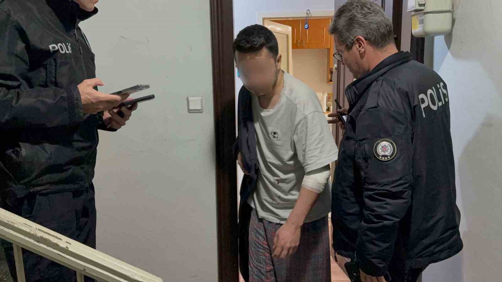 Komşusunun baltalı saldırısından babasını kurtardı, kendi yaralandı
