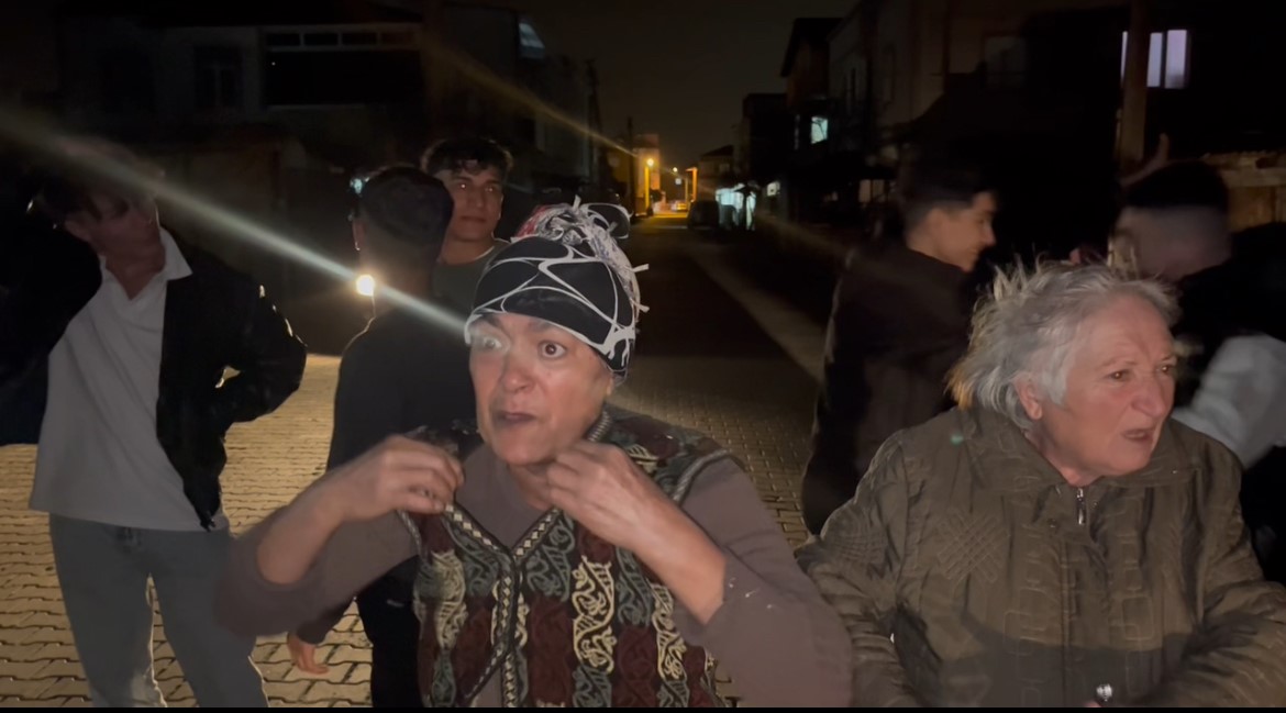 Komşusunun yaktığı mangal yaşlı kadını çılgına çevirdi: "Uçuracak bizi havaya"
Komşusunun yaktığı mangal yaşlı kadını çılgına çevirdi: "Uçuracak bizi havaya"