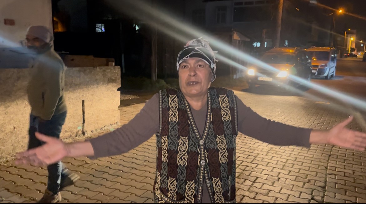 Komşusunun yaktığı mangal yaşlı kadını çılgına çevirdi: "Uçuracak bizi havaya"
Komşusunun yaktığı mangal yaşlı kadını çılgına çevirdi: "Uçuracak bizi havaya"