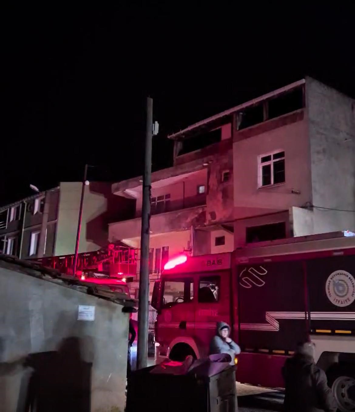 Komşusunun yaktığı mangal yaşlı kadını çılgına çevirdi: "Uçuracak bizi havaya"
Komşusunun yaktığı mangal yaşlı kadını çılgına çevirdi: "Uçuracak bizi havaya"