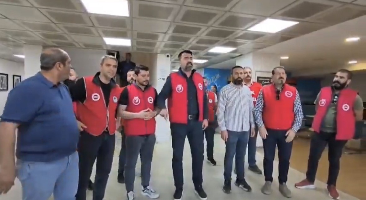 Konak Belediyesinde çalışan işçiler geriye dönük hakları için oturma eylemi başlattı
