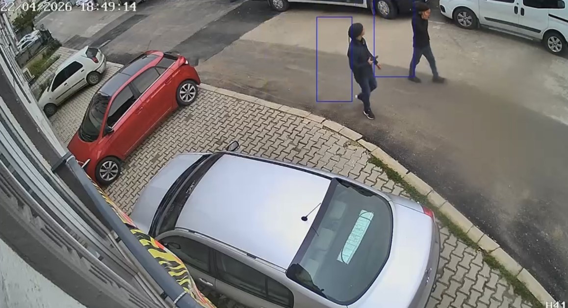 Kontakta anahtarı görüp gözlerine inanamadılar: Kargo aracını çaldılar
