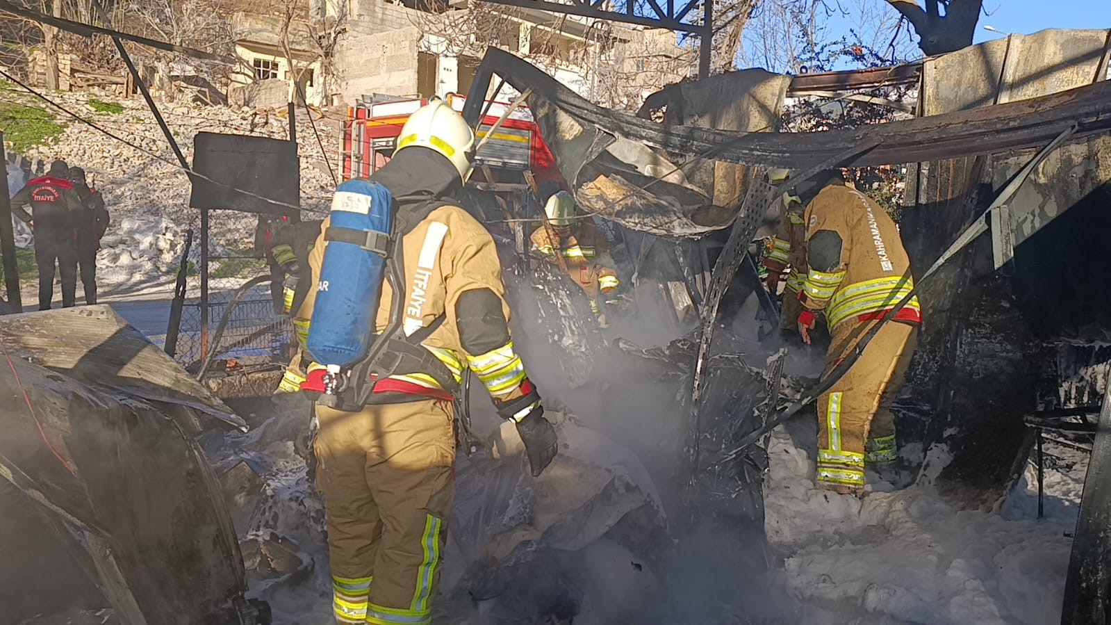 Konteyner çarşıda yangın: 3 konteyner ile 3 araç kül oldu
