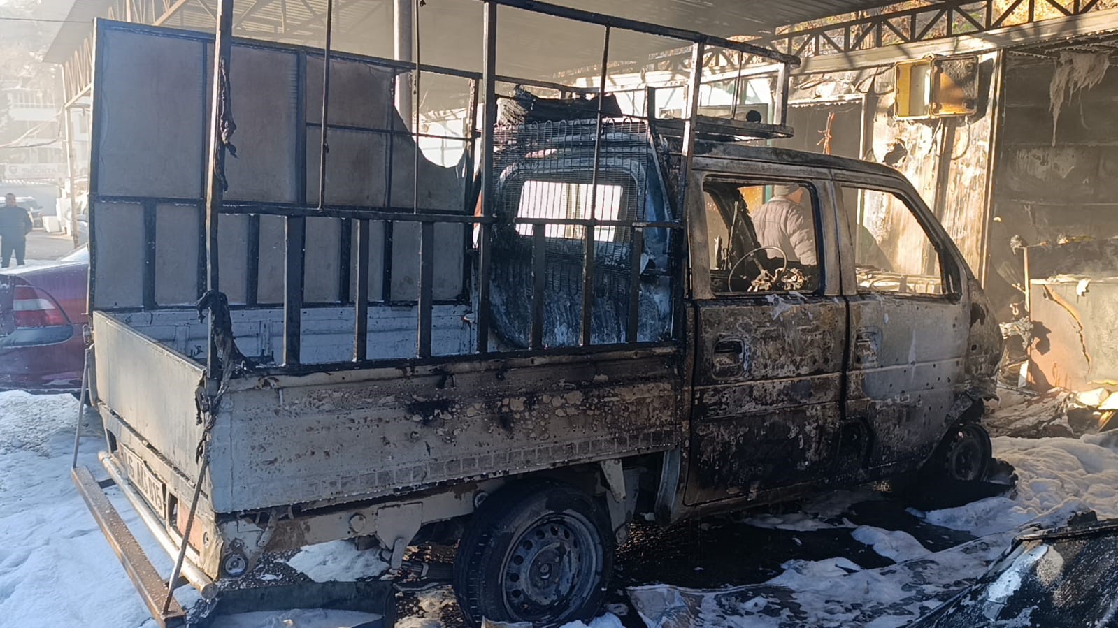 Konteyner çarşıda yangın: 3 konteyner ile 3 araç kül oldu
