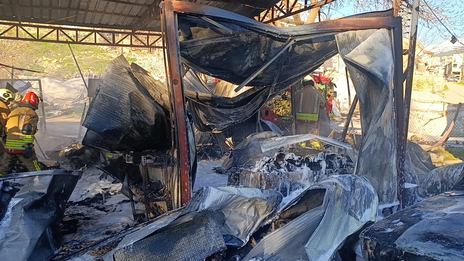 Konteyner çarşıda yangın: 3 konteyner ile 3 araç kül oldu
