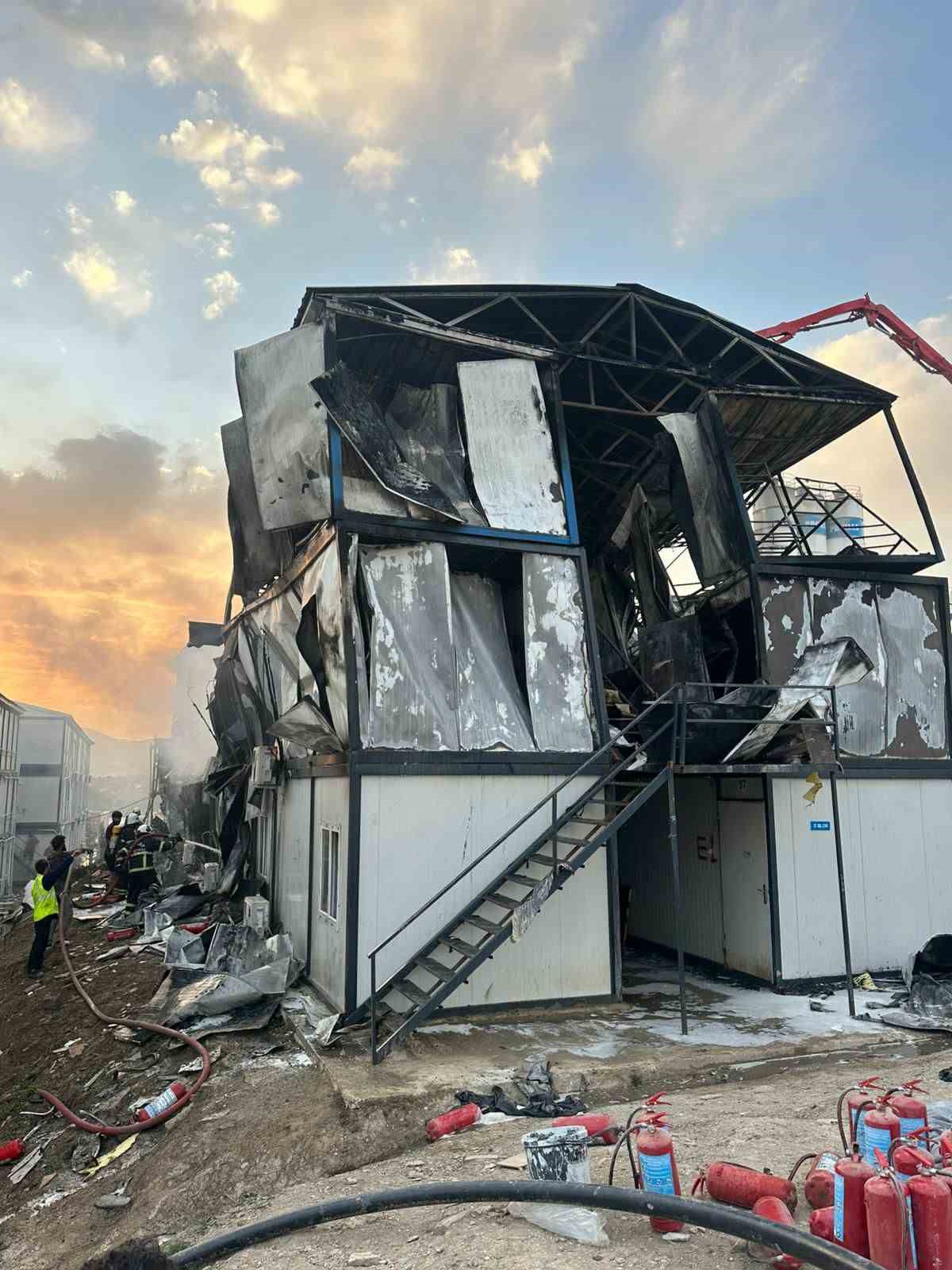 Konteyner yatakhane alevlere teslim oldu
