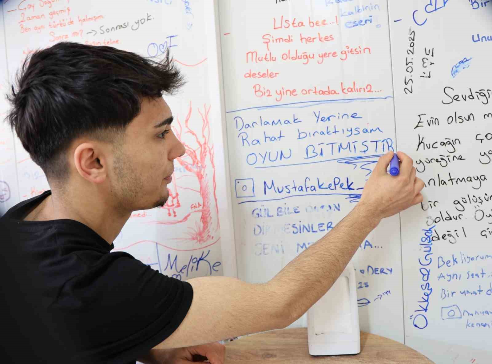 Konteynerdeki çiğ köftecinin duvarları ’duygu duvarı’na dönüştü
