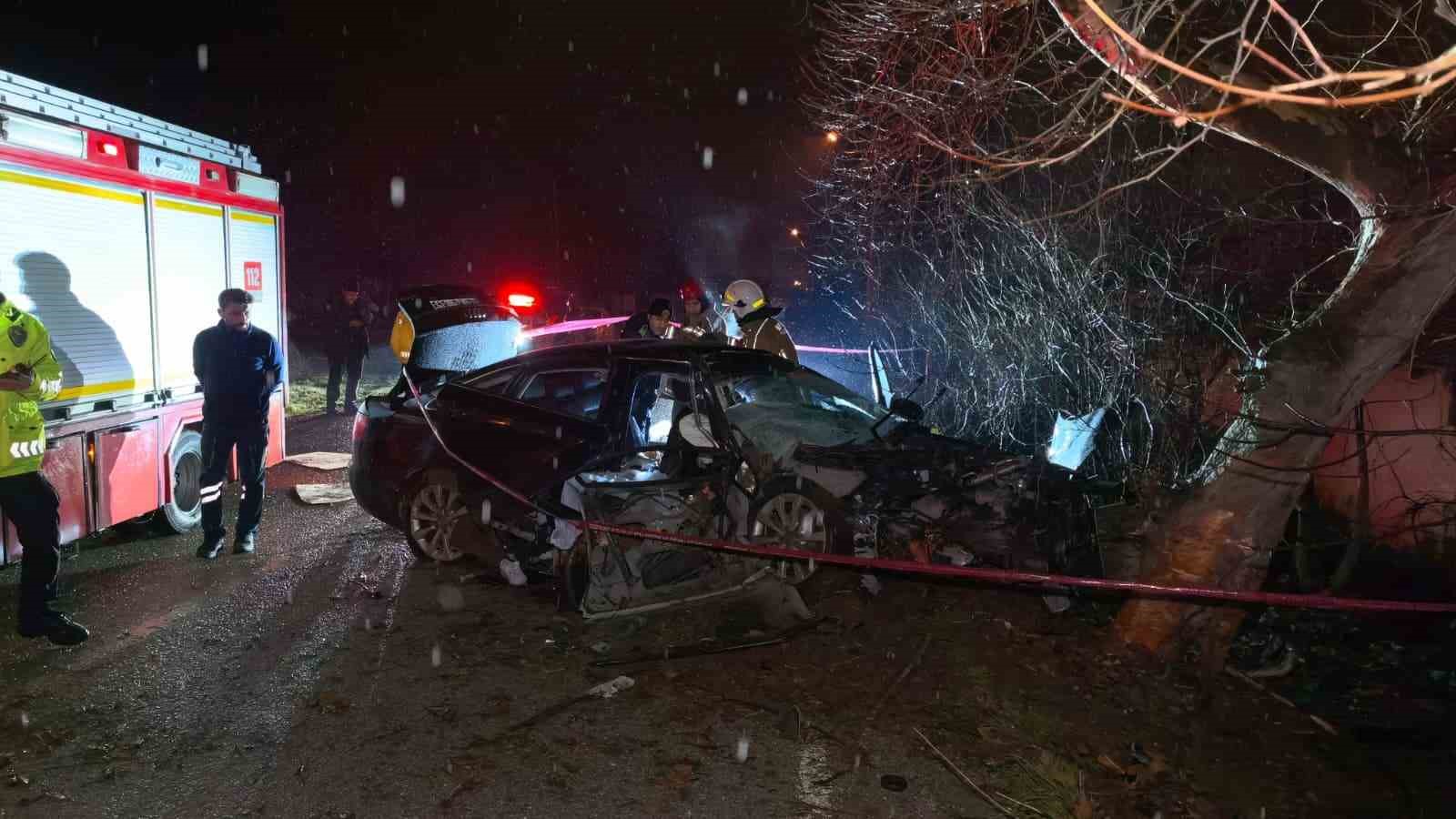 Kontrolden çıkan araç ağaca çarptı: 2 ölü, 2 yaralı
