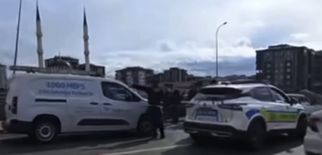 Kontrolden çıkan araç, önündeki 4 araca çarptı: O anlar kamerada
