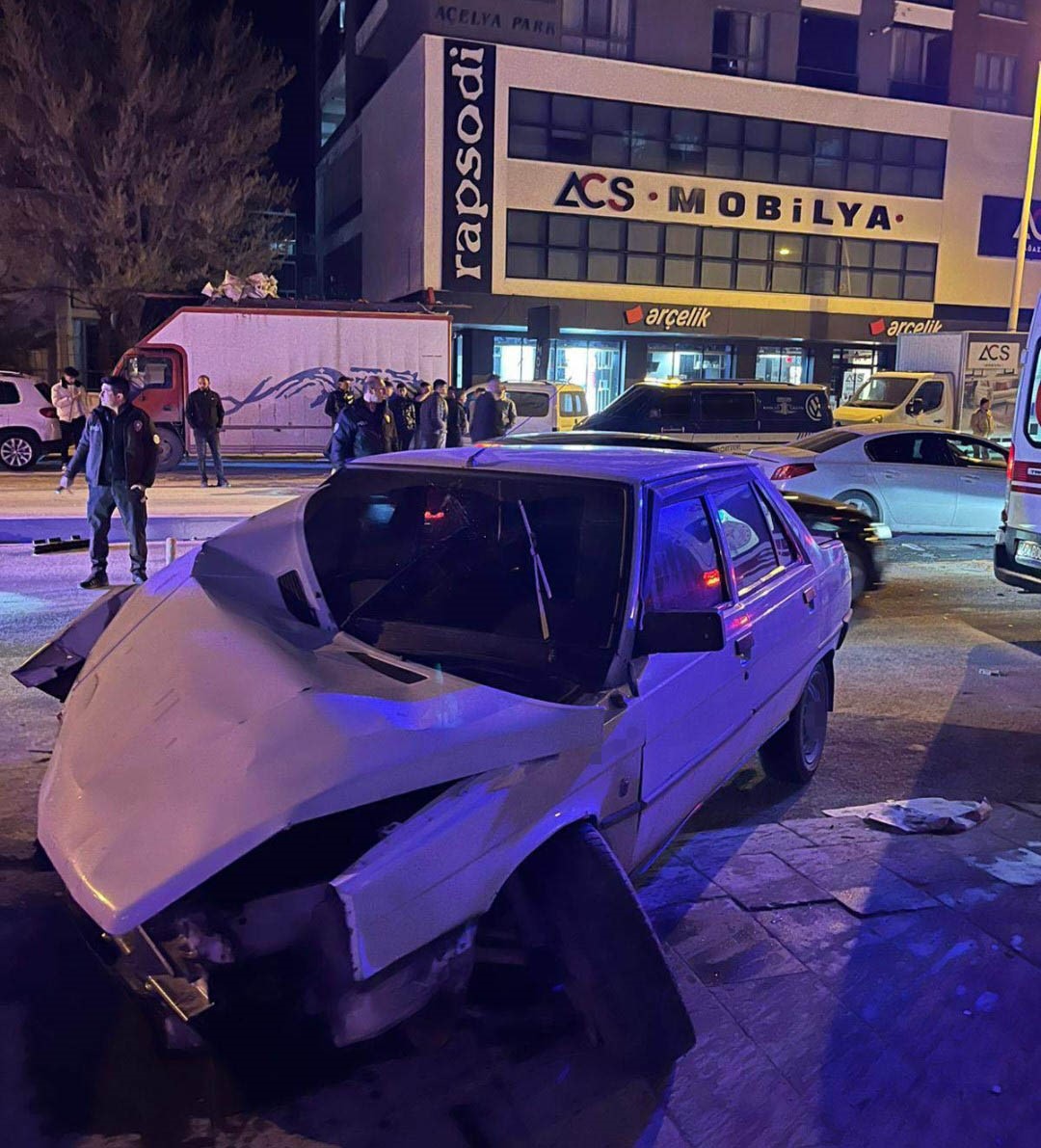 Kontrolden çıkan araç ters yola girdi, otomobil ile kafa kafaya çarpıştı
