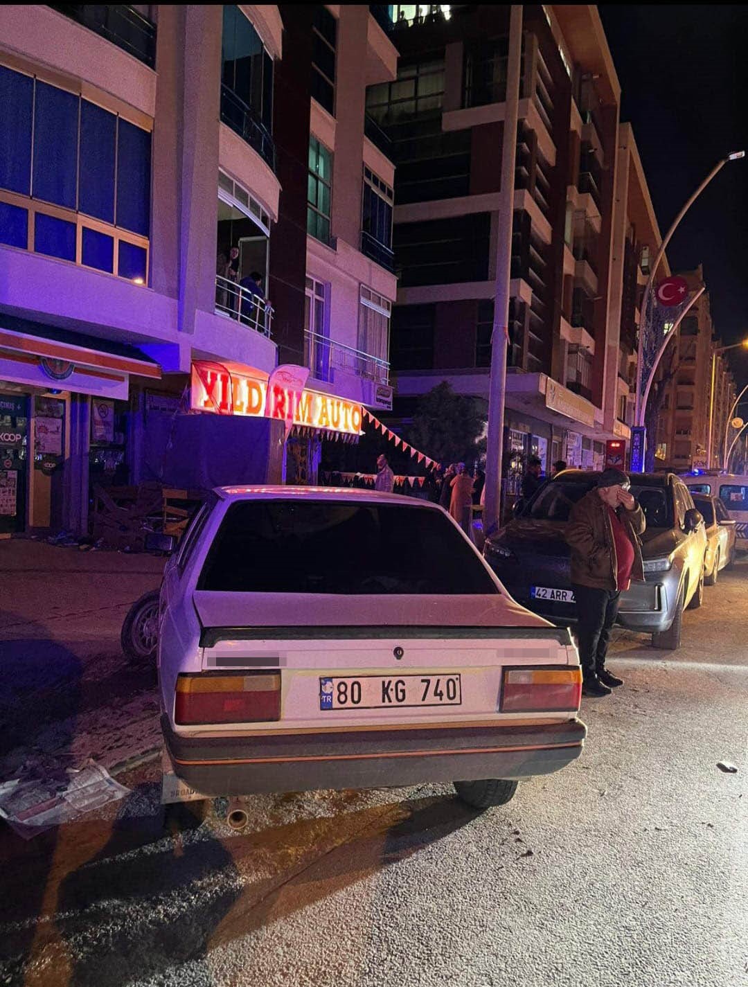 Kontrolden çıkan araç ters yola girdi, otomobil ile kafa kafaya çarpıştı
