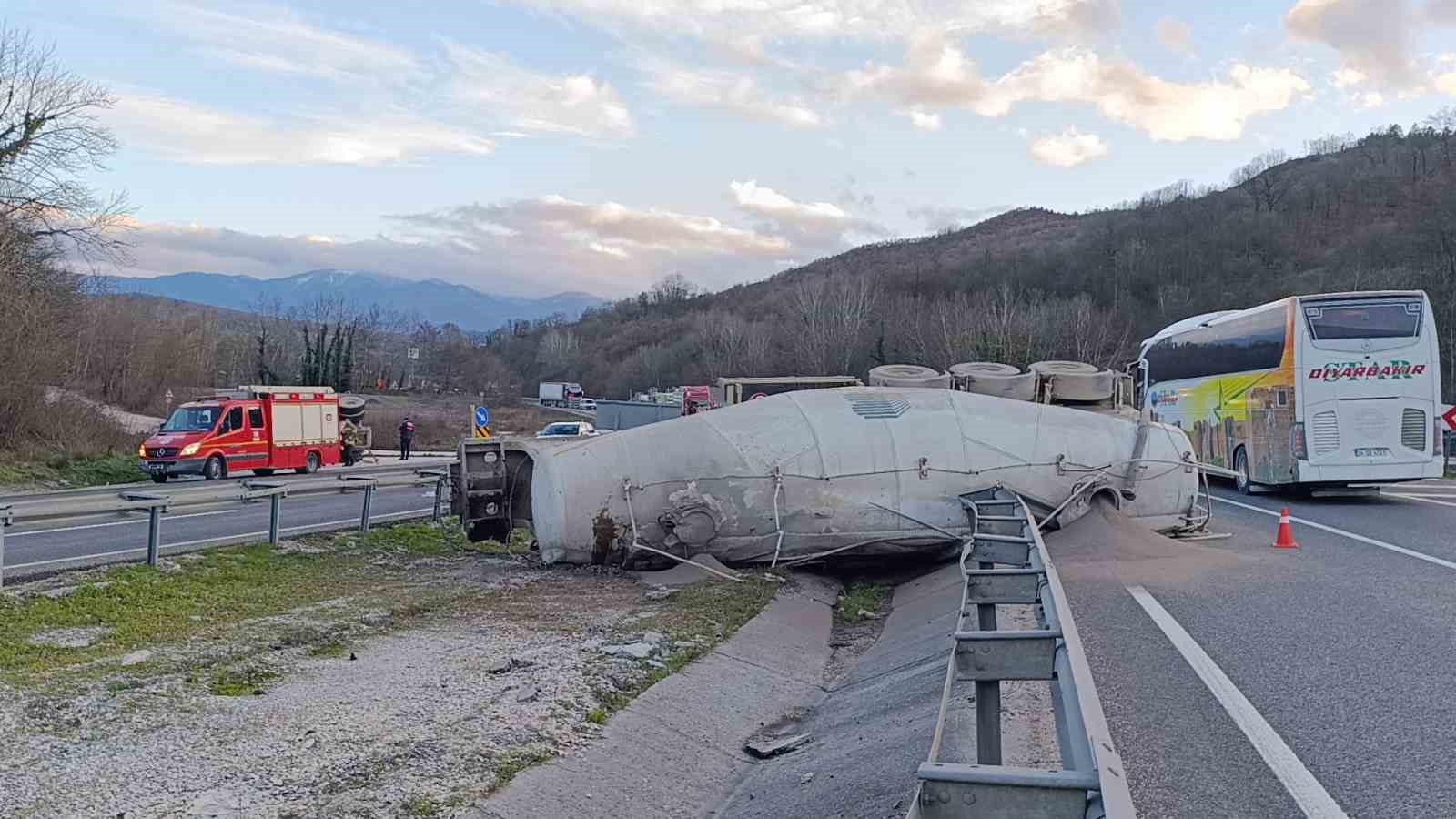 Kontrolden çıkan beton tankeri devrildi : Sürücü ağır yaralı
