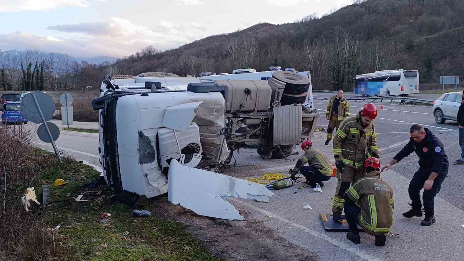 Kontrolden çıkan beton tankeri devrildi : Sürücü ağır yaralı
