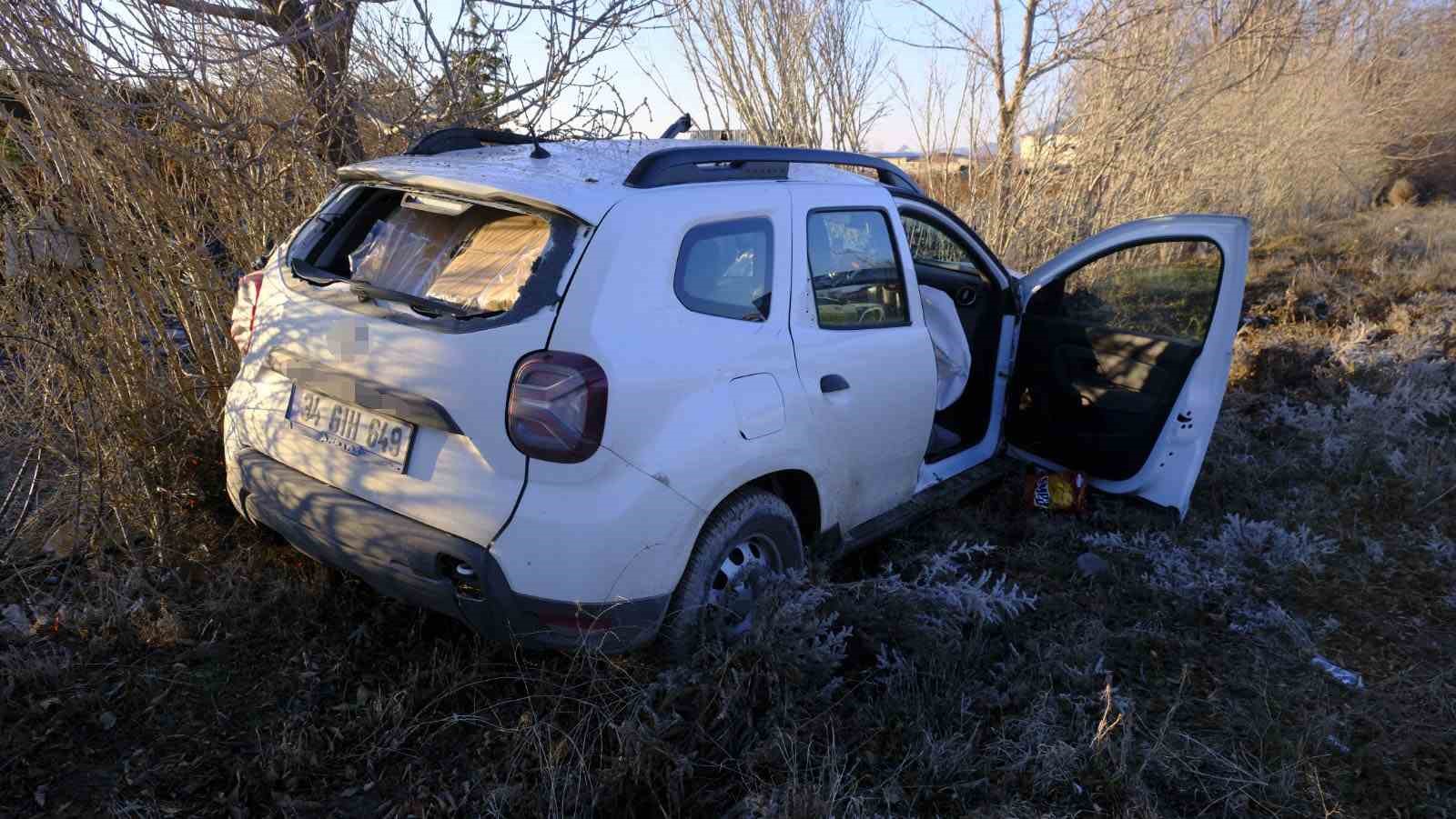 Kontrolden çıkan cip trafik levhalarını devirerek yol kenarına savruldu: 1 yaralı
