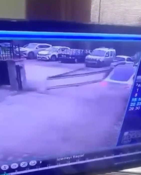 Kontrolden çıkan elektrikli araç otoparkı savaş alanına çevirdi
