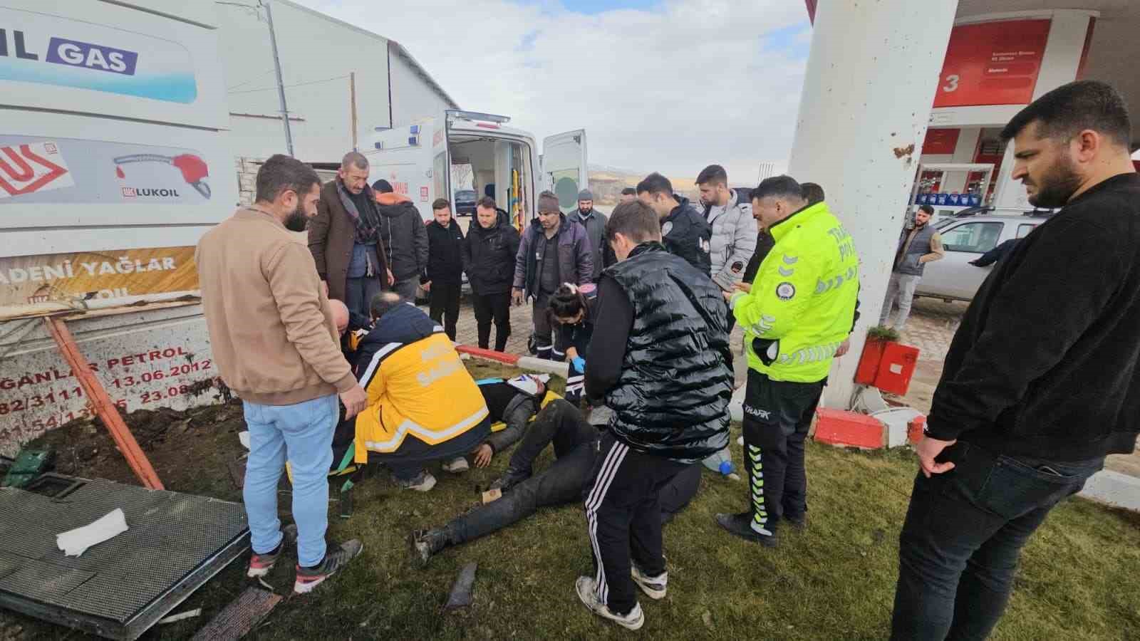 Kontrolden çıkan hafif ticari araç akaryakıt istasyonuna daldı: 2 yaralı

