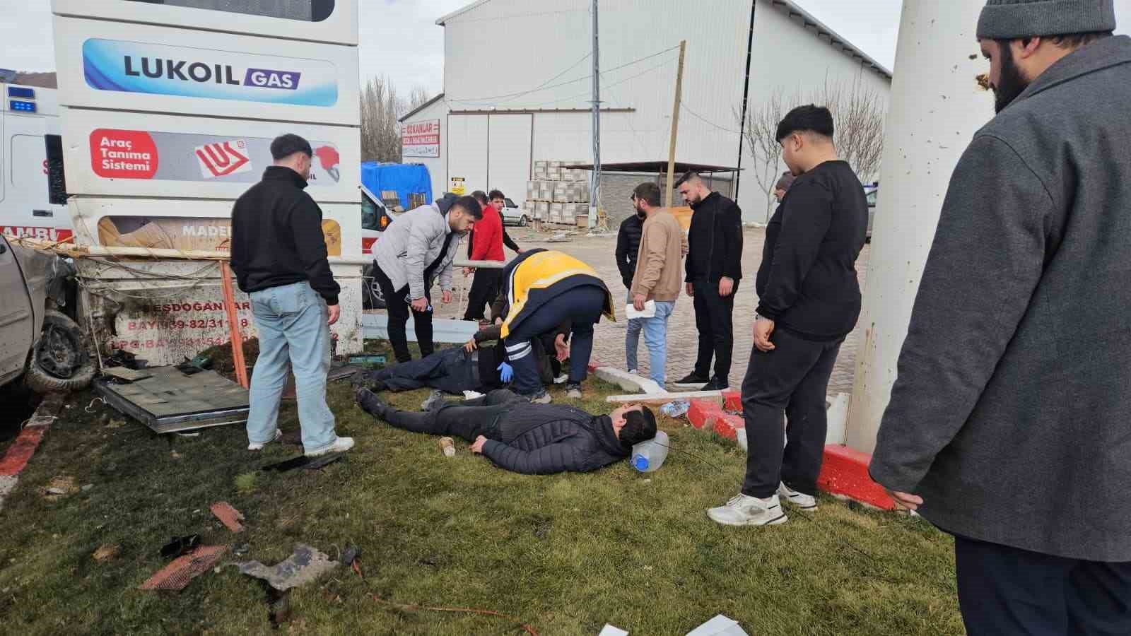 Kontrolden çıkan hafif ticari araç akaryakıt istasyonuna daldı: 2 yaralı
