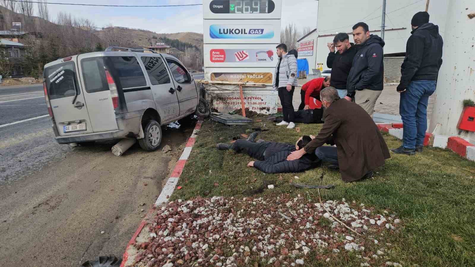 Kontrolden çıkan hafif ticari araç akaryakıt istasyonuna daldı: 2 yaralı
