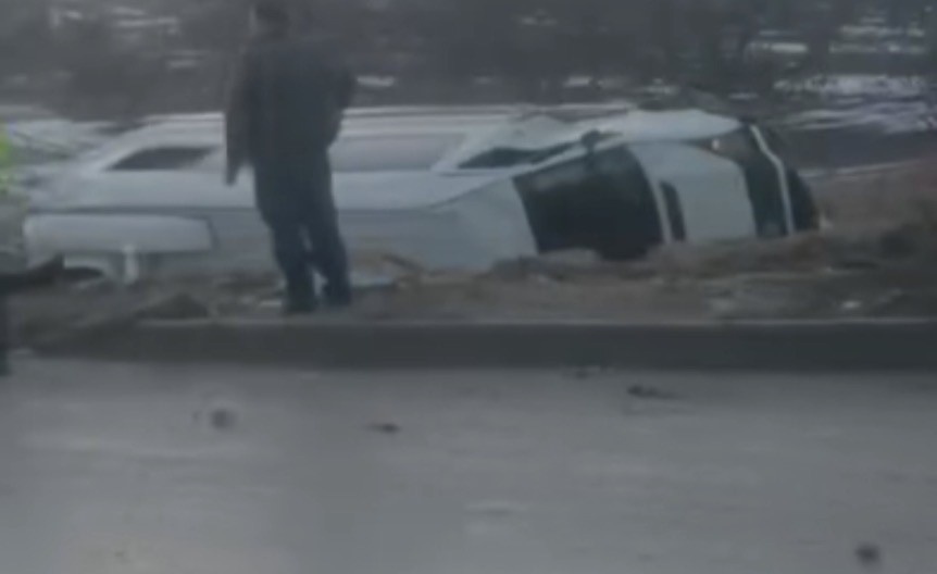 Kontrolden çıkan işçi servisi şarampole devrildi: 10 yaralı
