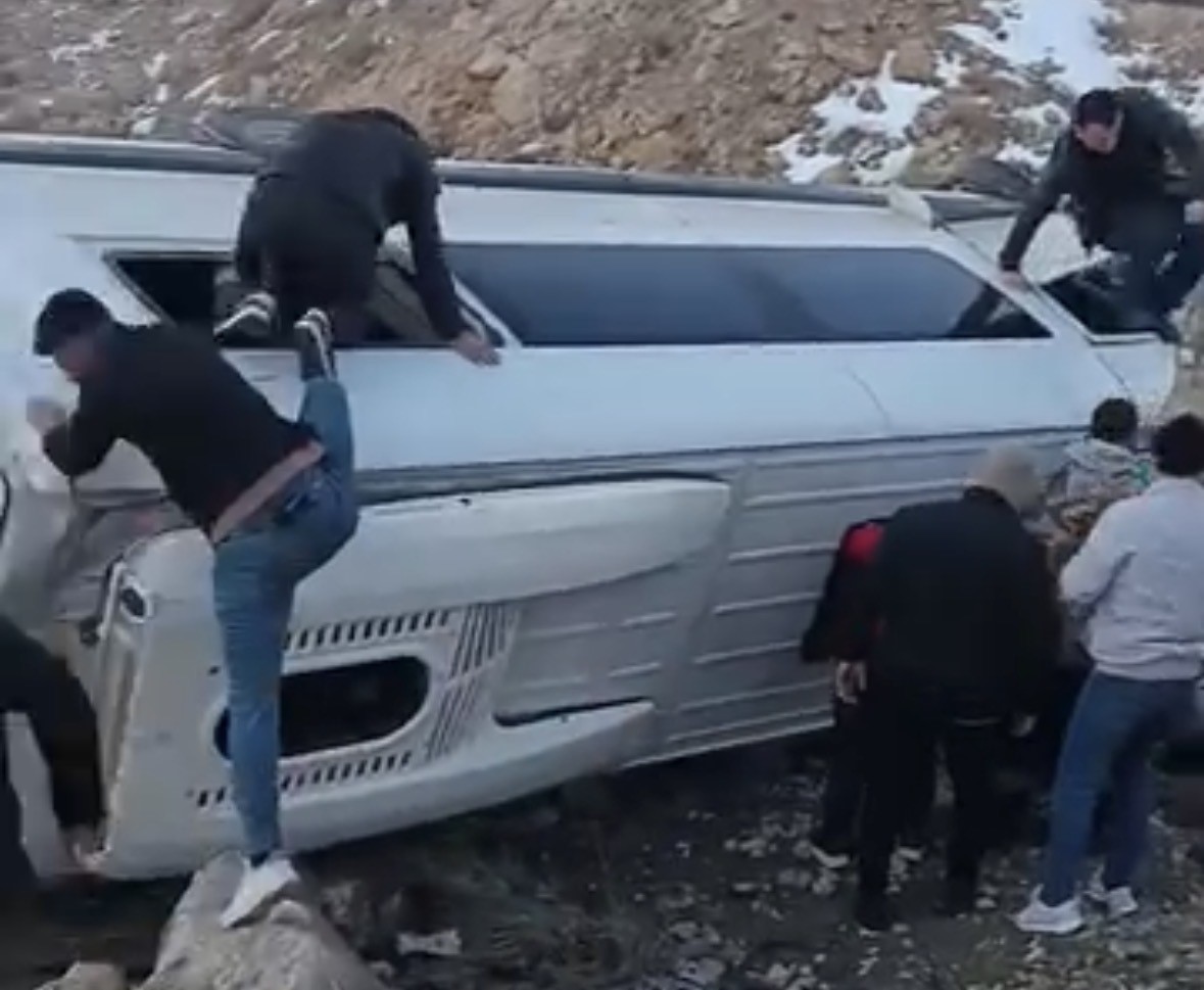 Kontrolden çıkan işçi servisi şarampole devrildi: 10 yaralı
