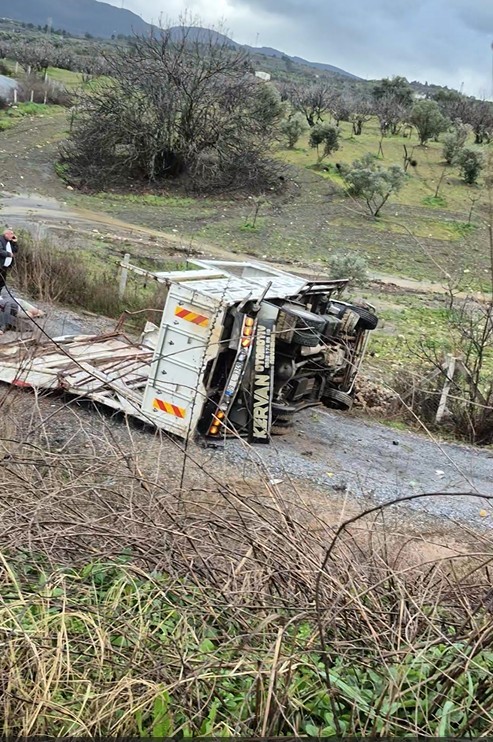Kontrolden çıkan kamyon tali yola uçtu: 1 ölü, 1 yaralı
