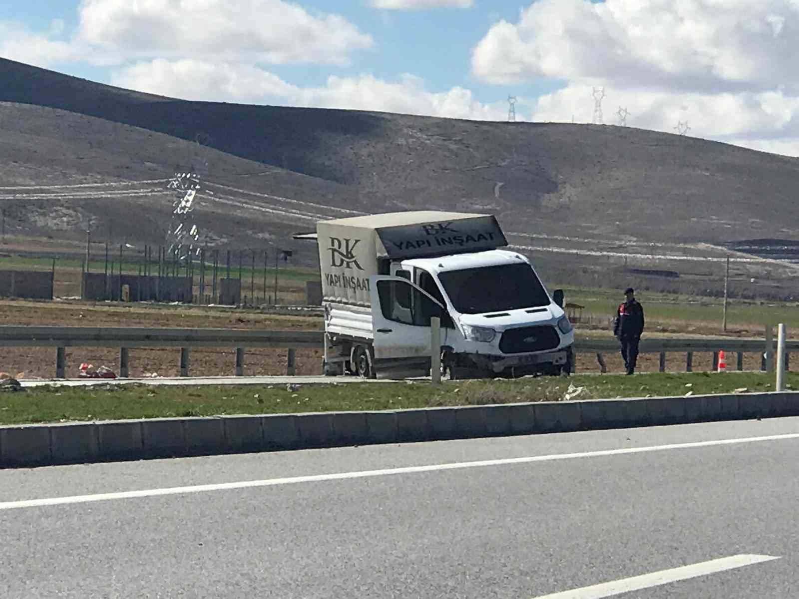 Kontrolden çıkan kamyonet bariyerlere çarptı: 1 yaralı
