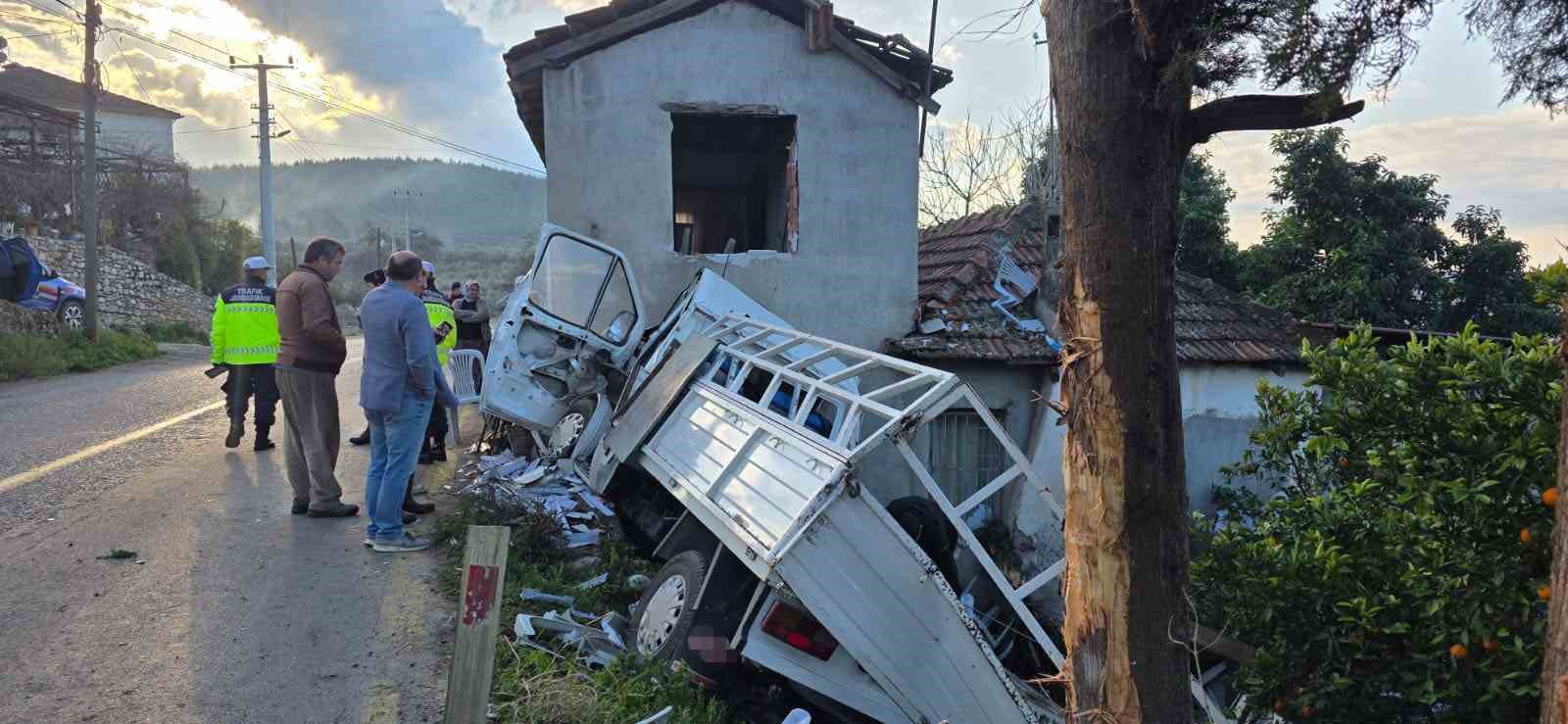 Kontrolden çıkan kamyonet eve çarptı: 1 ölü
