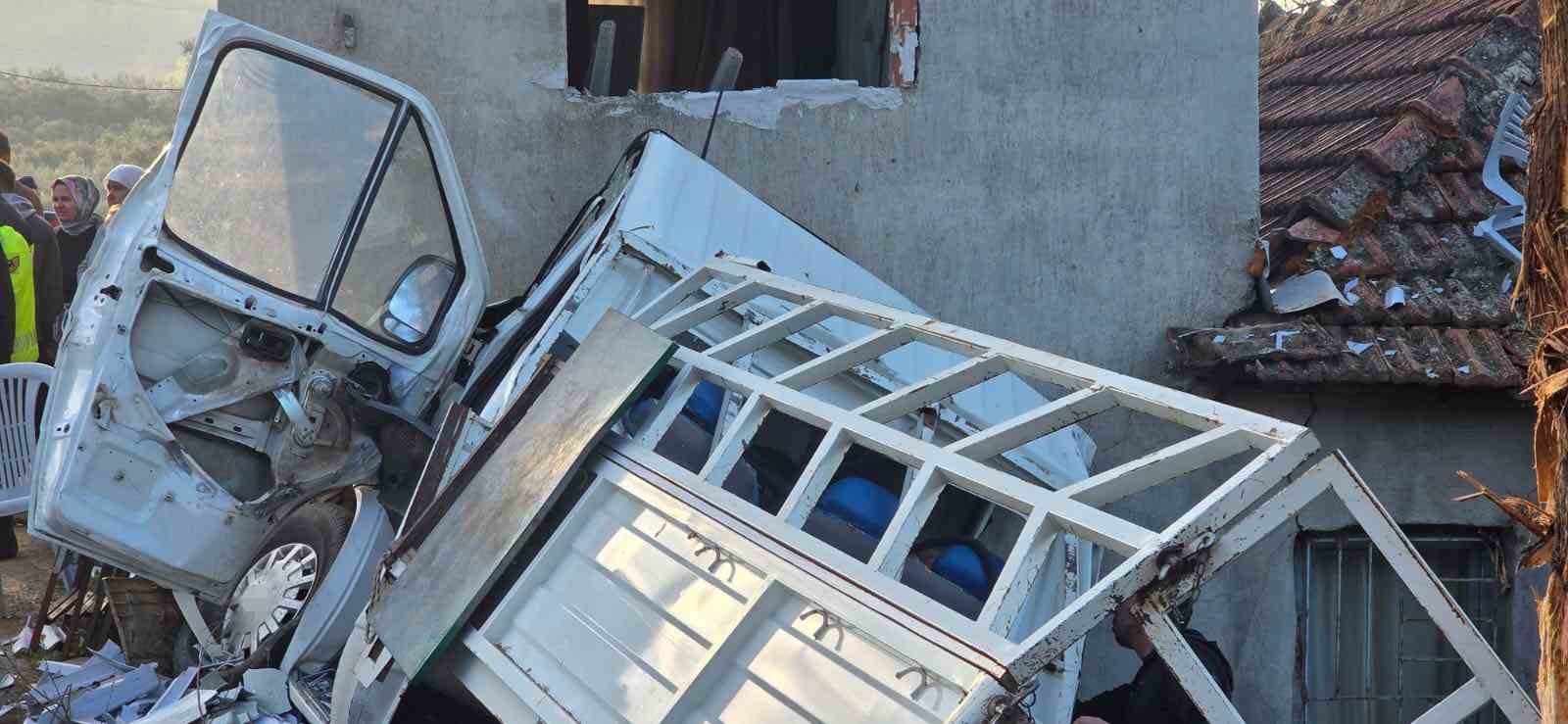 Kontrolden çıkan kamyonet eve çarptı: 1 ölü
