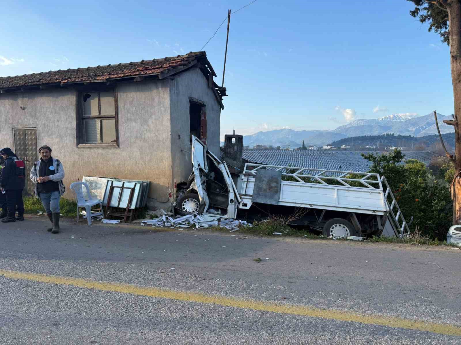 Kontrolden çıkan kamyonet eve çarptı: 1 ölü
