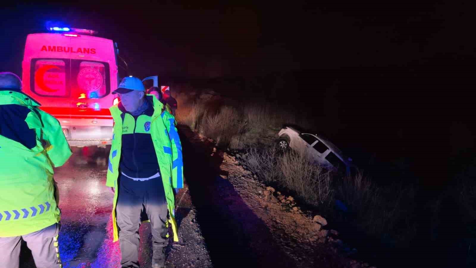 Kontrolden çıkan kamyonet şarampole yuvarlandı, sürücü yaralandı
